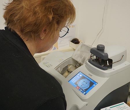 Foto Marijke bij slijpmachine